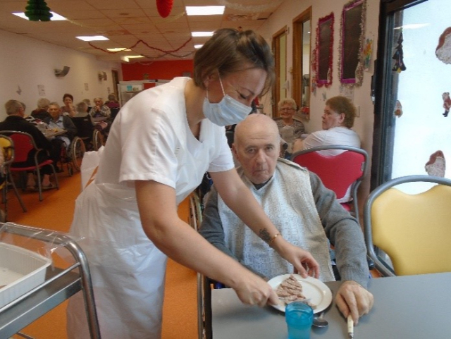 Service des repas en salle à manger servi par les hôtelières