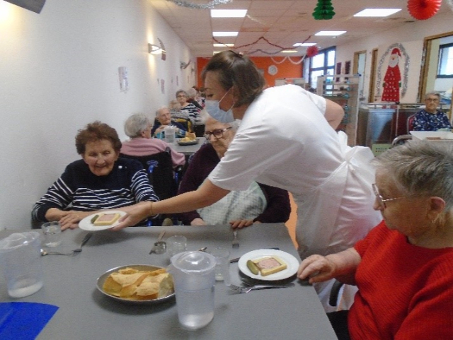 Service des repas en salle à manger servi par les hôtelières